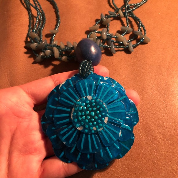 Vintage Jewelry - Vibrant blue vintage flower pendant necklace